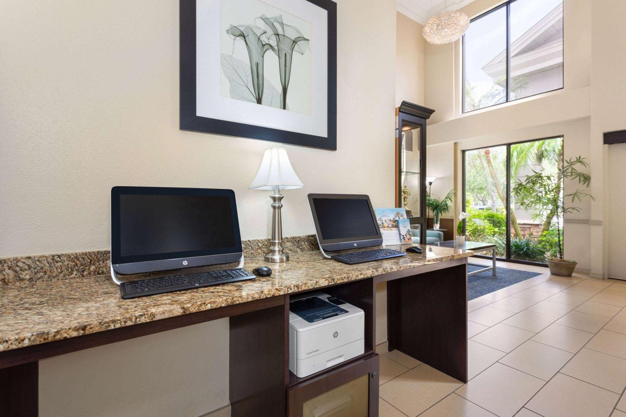 La Quinta By Wyndham Bonita Springs Naples North Hotel Bagian luar foto